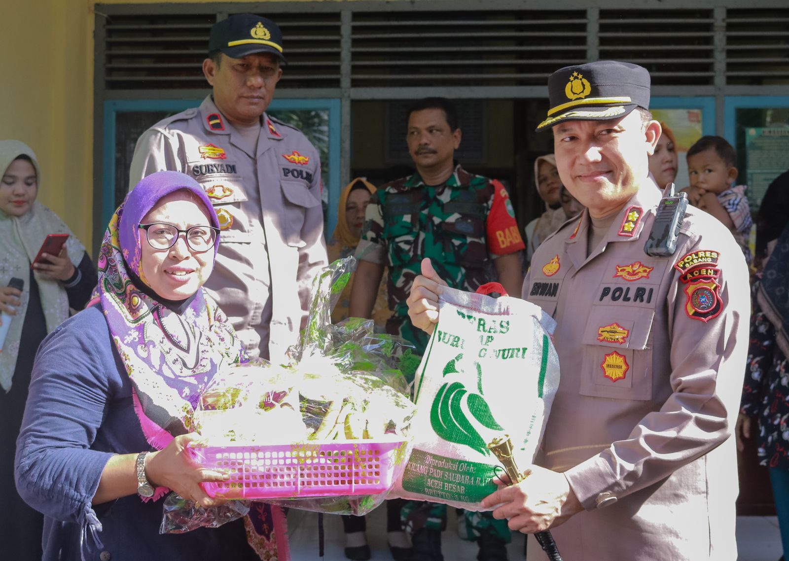 Kapolres Dan Pj Wali Kota Sabang Bagikan Paket Makanan Tambahan
