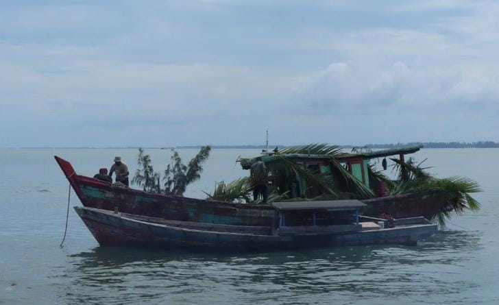 Kapal BB Destruktif Fishing Di Aceh Singkil Ditenggelamkan