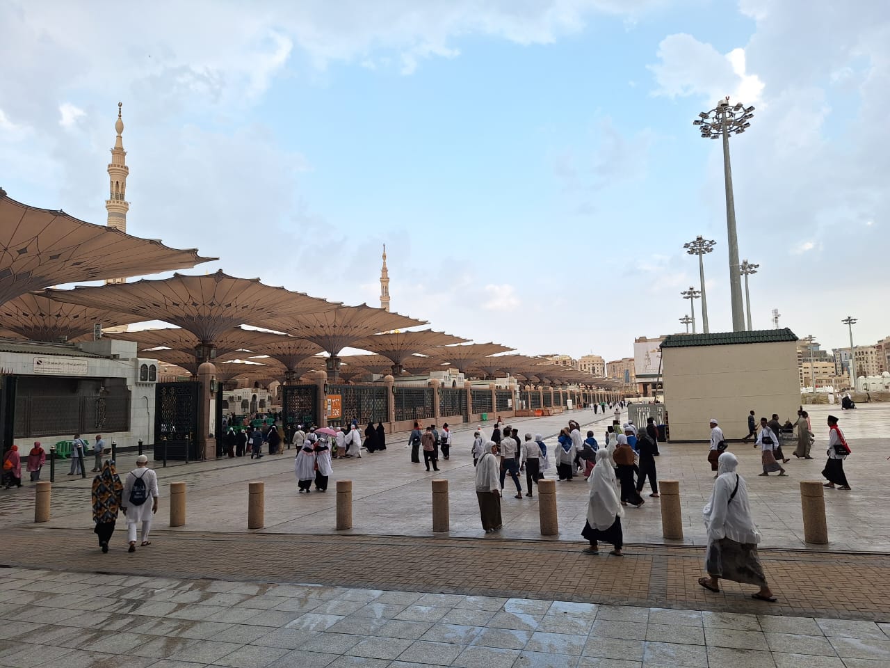 Hujan - Petir Tak Menyurutkan Jemaah Indonesia Tunaikan Arbain Di Nabawi