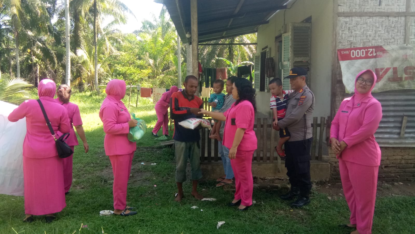 Bhayangkari Ranting Polsek Besitang Salurkan Bantuan Sembako