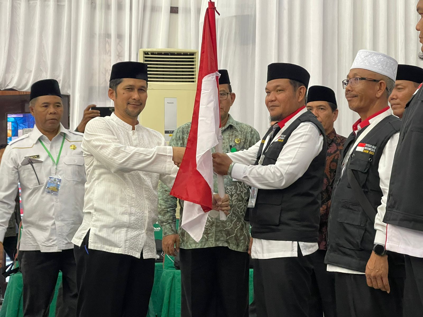 Pj Bupati Agara Lepas Keberangkatan Calhaj Kloter 5 Embarkasi Aceh