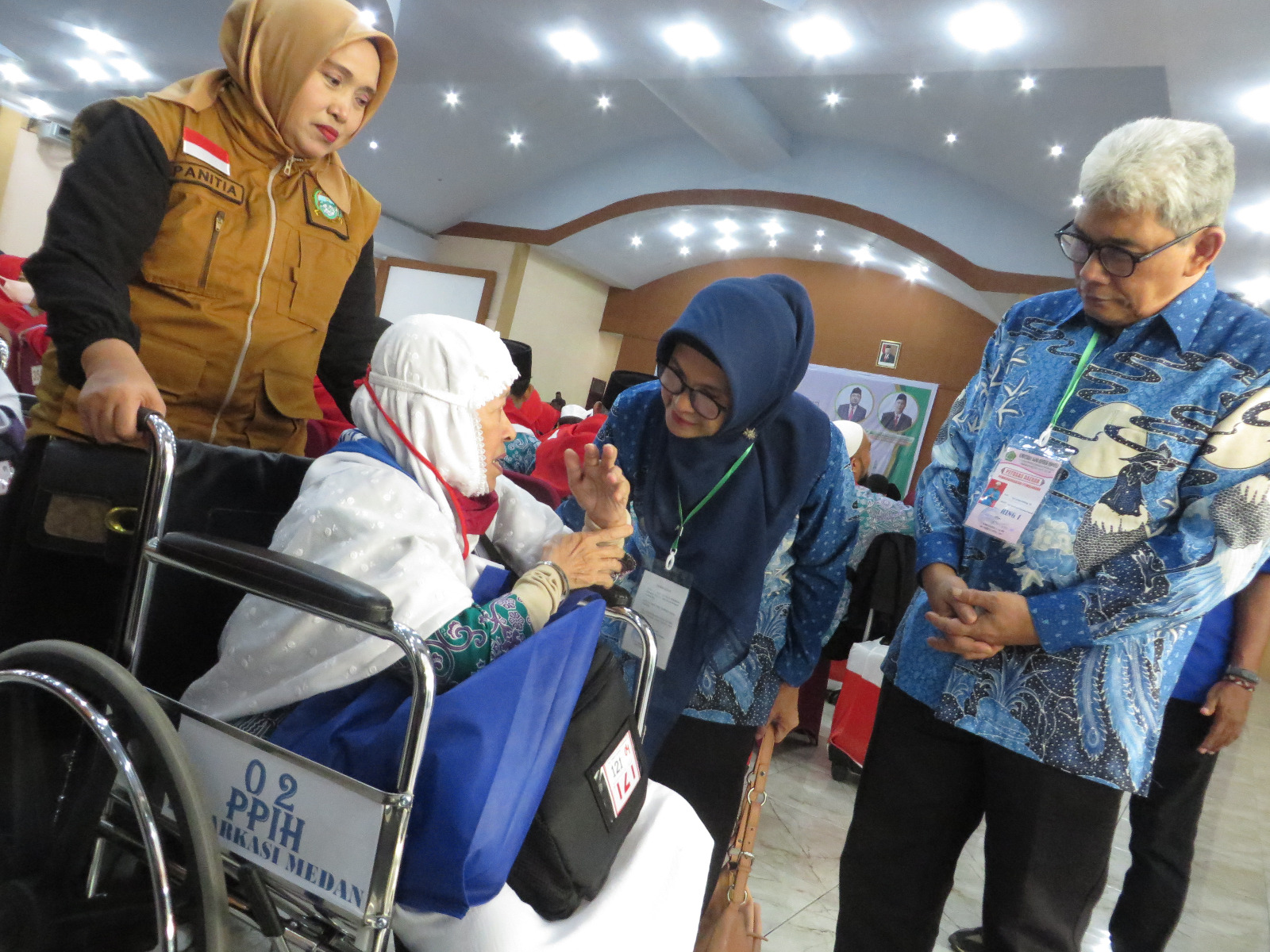 Wali Kota Siantar Bersama Suami Lepas Jamaah Calon Haji Kloter 7