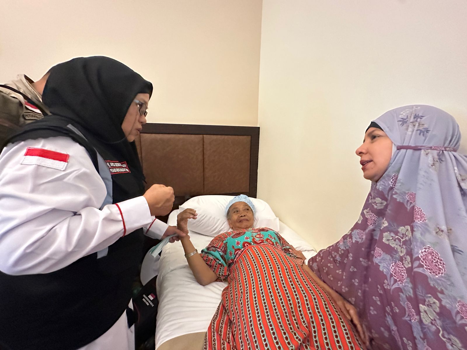 Door To Door, Petugas Ingatkan Jemaah Lansia Jangan Memaksa Armain Di Madinah
