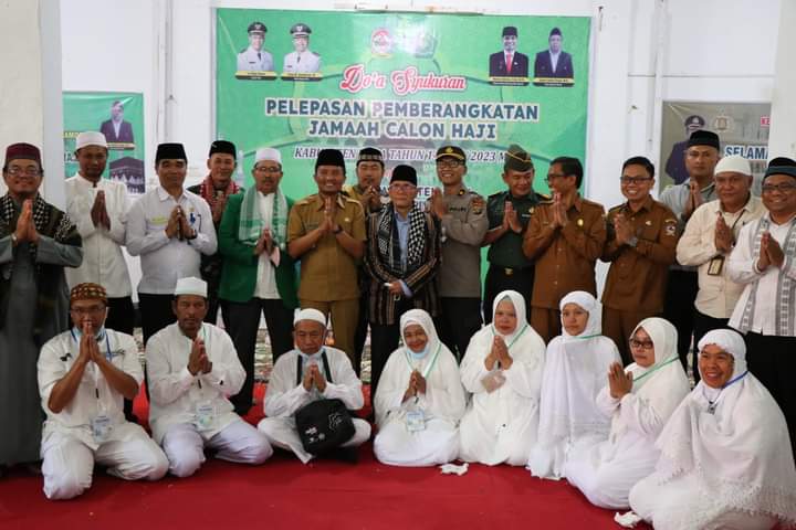Pemkab Toba Berangkatkan 8 Calhaj