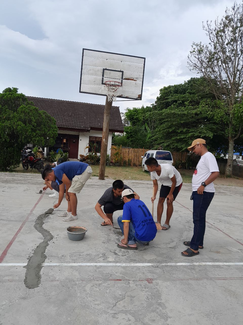 Orang Muda Ganjar Ajak Masyarakat Renovasi Lapangan Basket di Balige