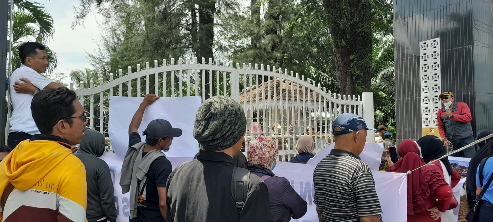 Massa Petani Dan ALMISBUN Desak PTPN 2 Hentikan Pembredelan Lahan
