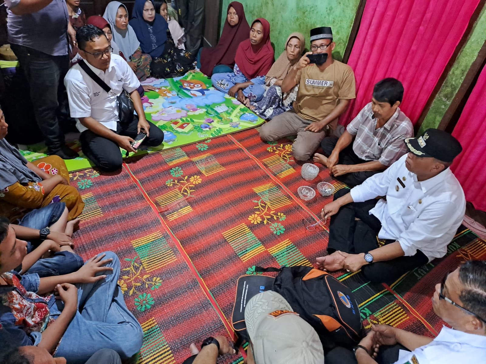 Sambangi Korban Kebakaran, Bupati Madina Disambut Warga Sihepeng