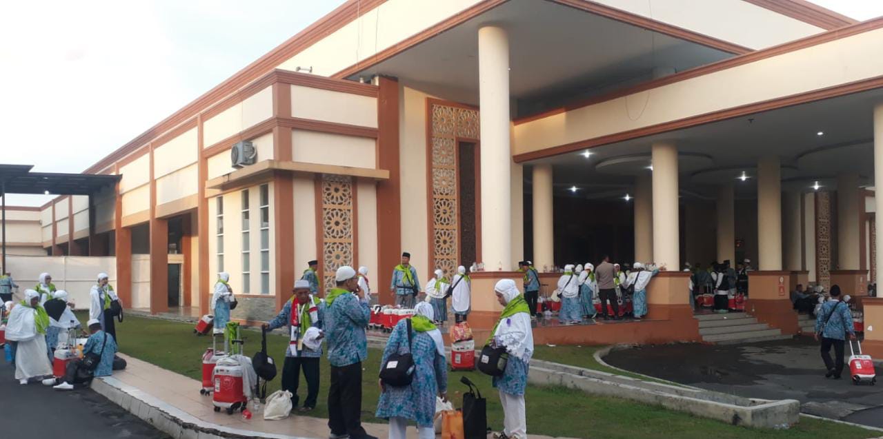 357 Calhaj Kloter 9 Menuju Tanah Suci, 4 Calhaj Tunda Ikut Serta
