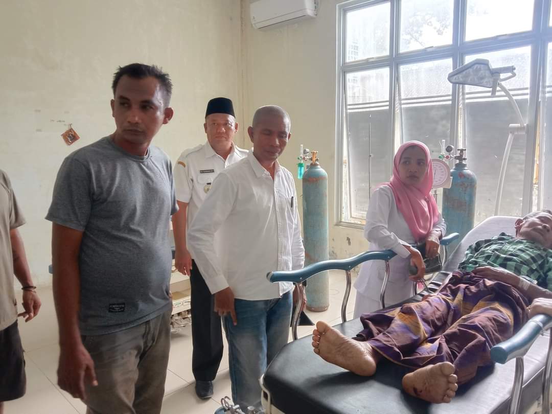 Camat Rantobaek Dan Kisah Kakek Lansia Sakit-sakitan Terlunta-lunta