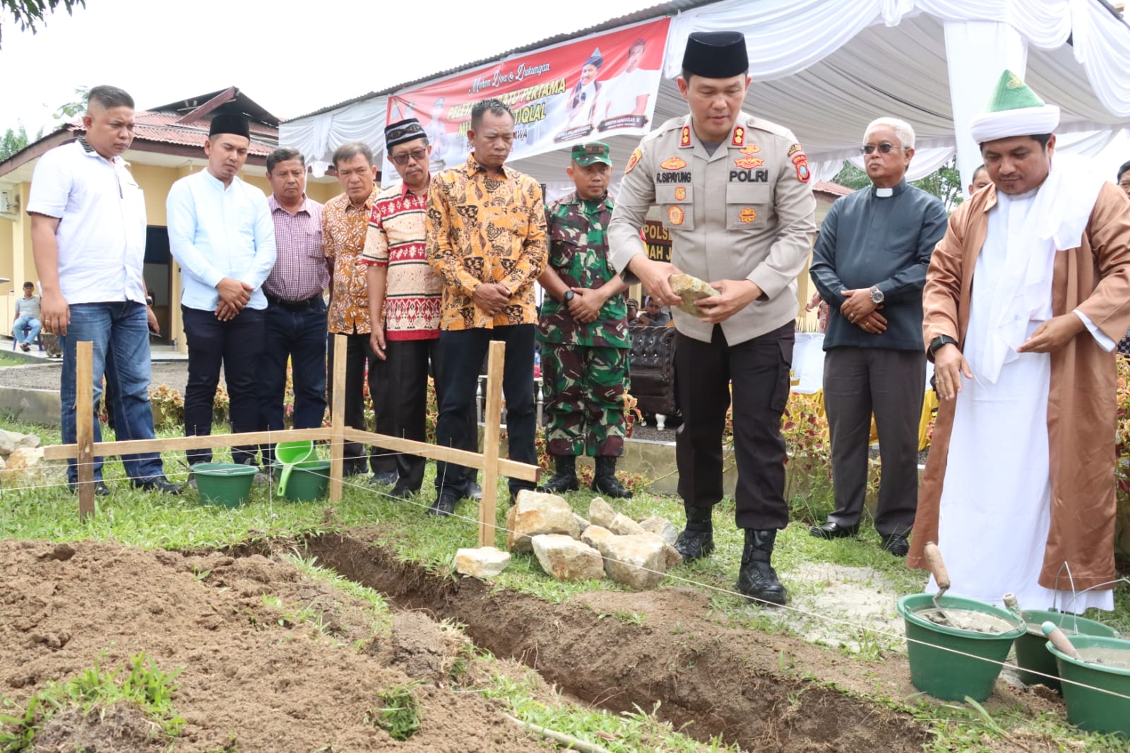 Kapolres Dan TGB Letakkan Batu Pertama Pembangunan Mushala Polsek Tanahjawa