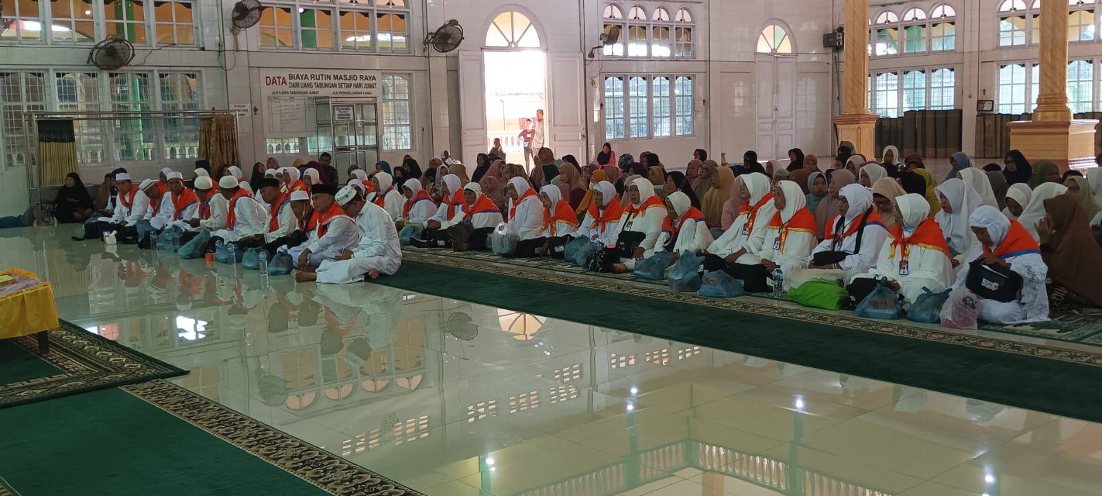 Calhaj Babalan Dilepas Dari Masjid Raya P. Brandan
