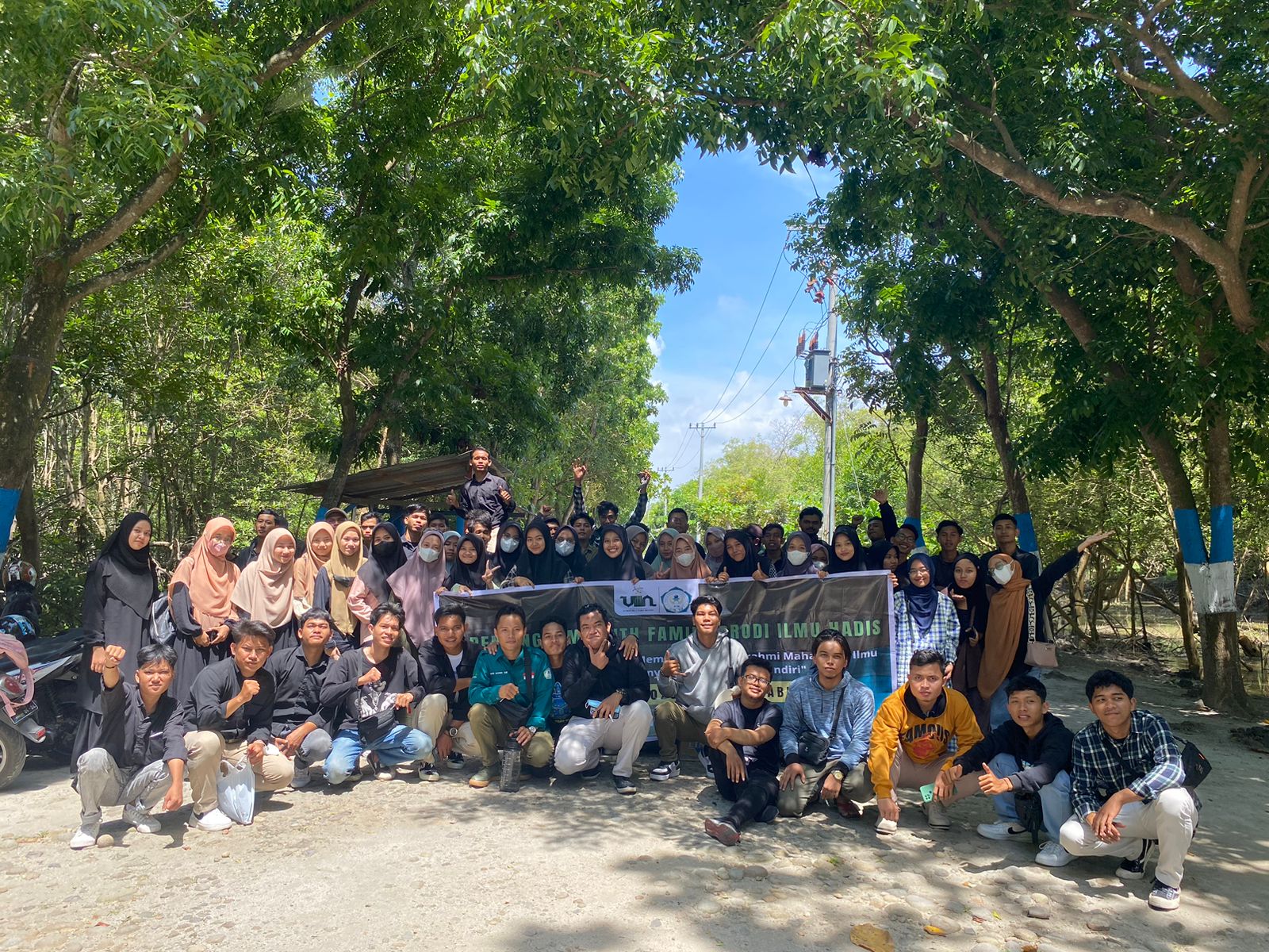 Rajut Kebersamaan, HMP Ilmu Hadis Spending Time Di Pantai Labu