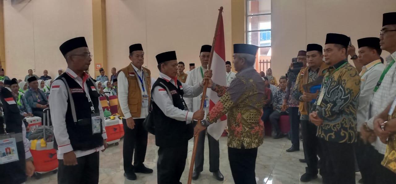 Plt Bupati Palas Lepas Keberangkatan Calhaj Kloter 11 Menuju Tanah Suci