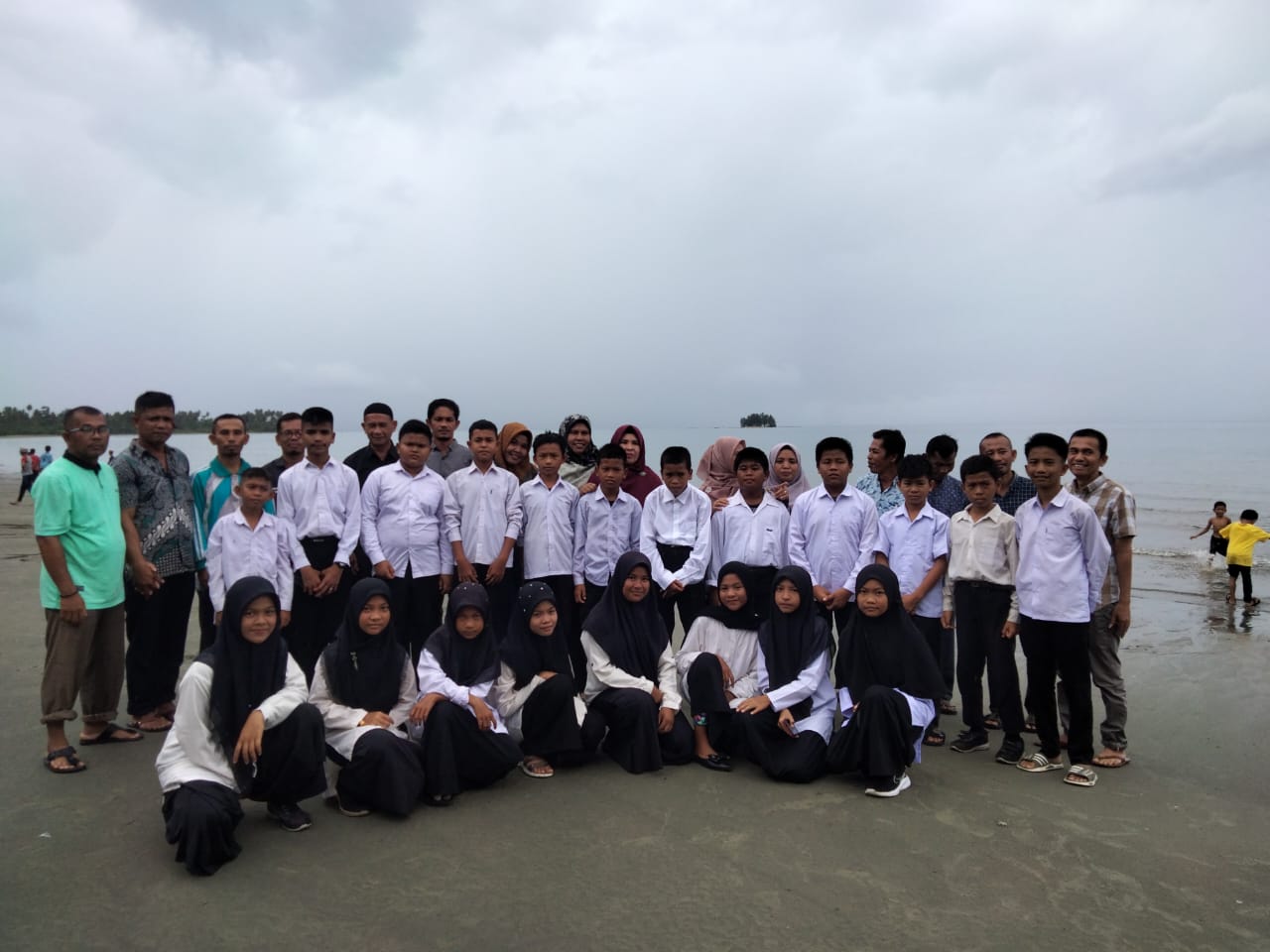 MIN 3 Simeulue Gelar Perpisahan Di Pantai Ganting