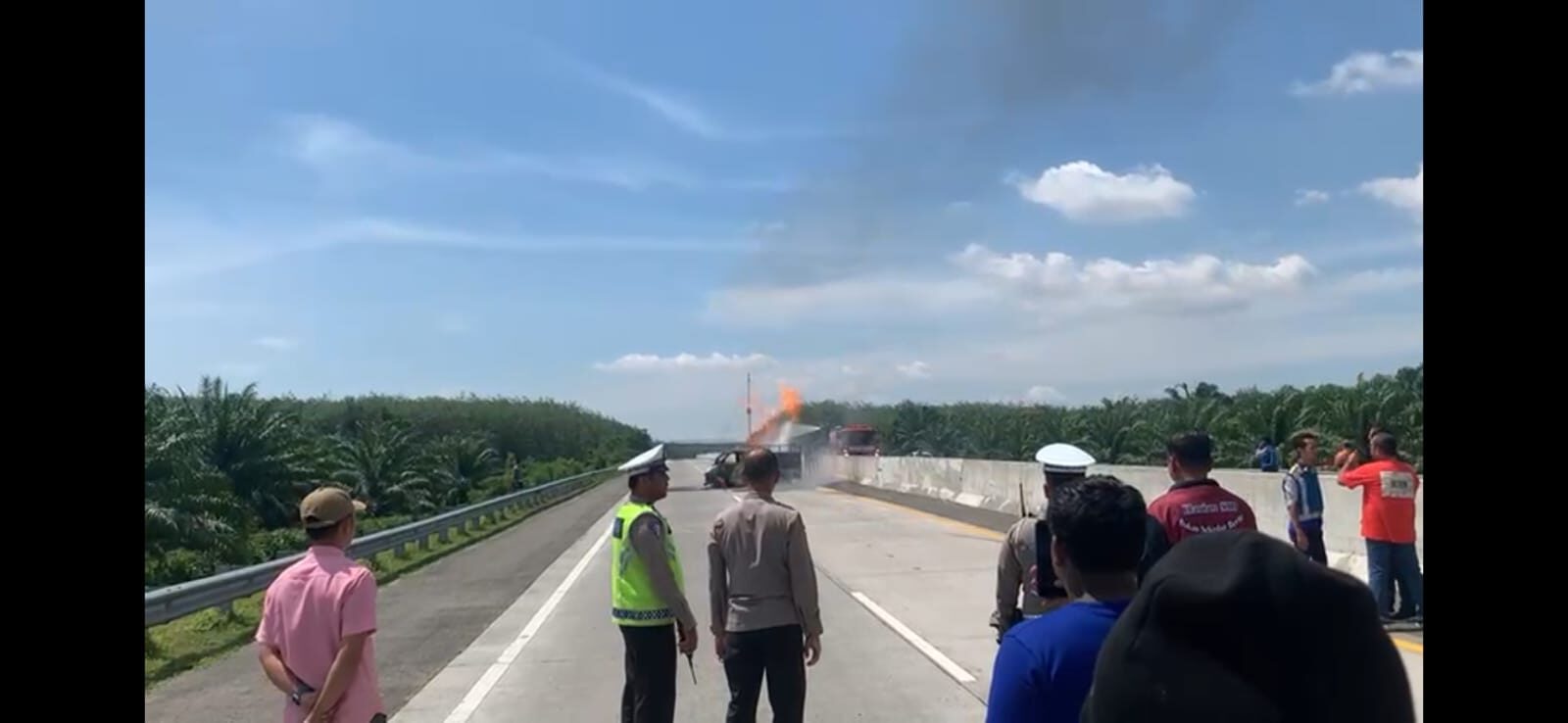 Gran Max Muatan Sembako Ludes Terbakar Di Tol KMTT