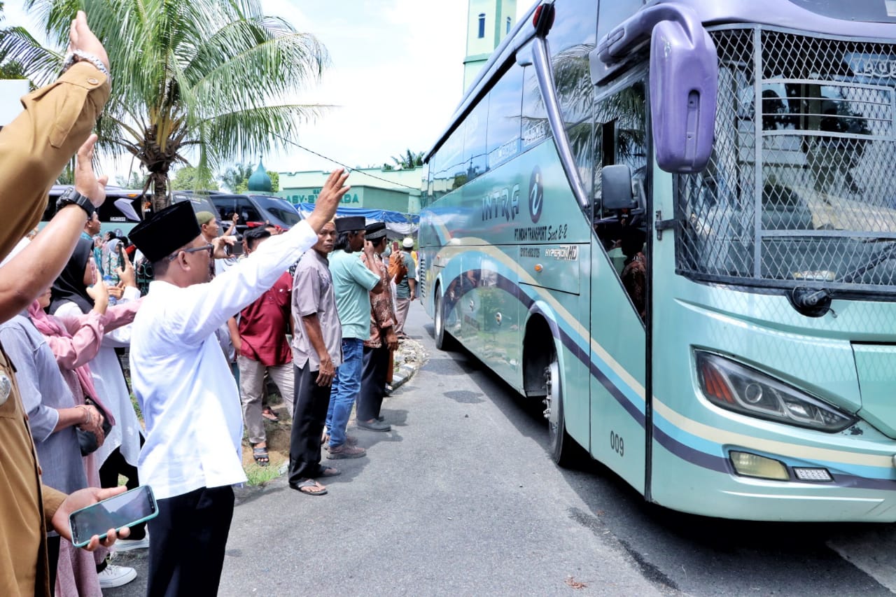Diwarnai Isak Tangis, Wabup Lepas 203 Calhaj Asal Simalungun Menuju Makkah