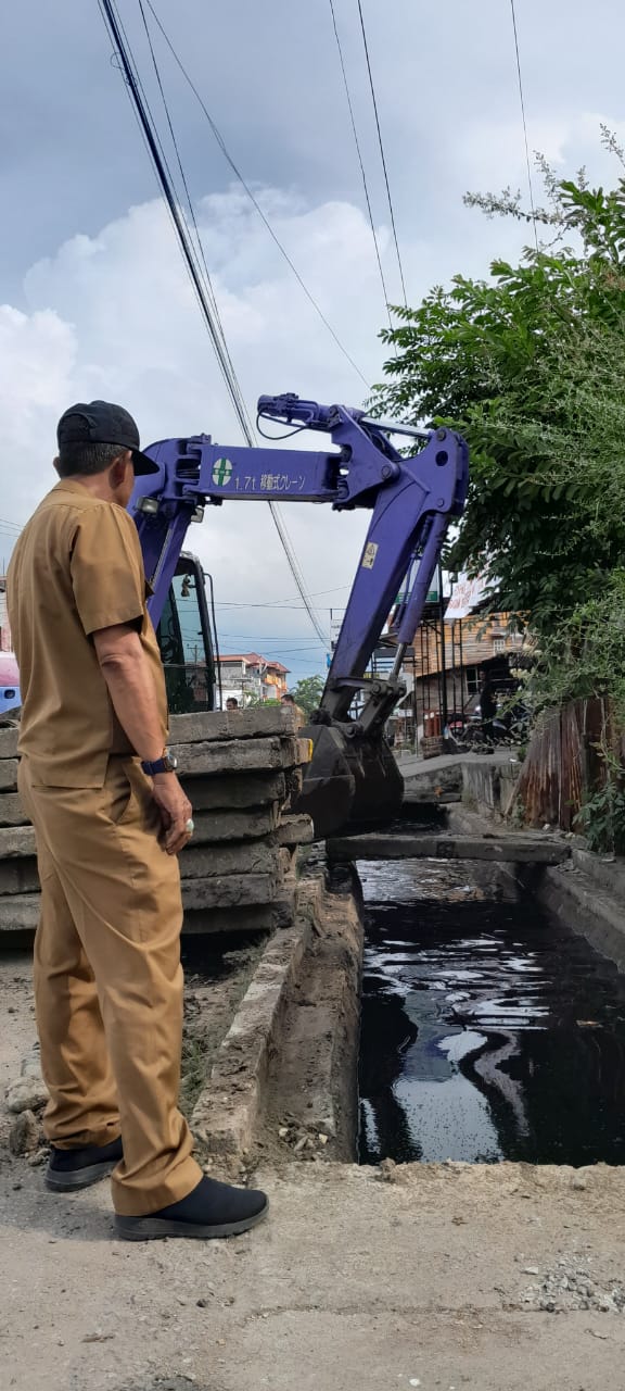 1 Km Drainase Jalan Darussalam, Lhokseumawe, Dibersihkan