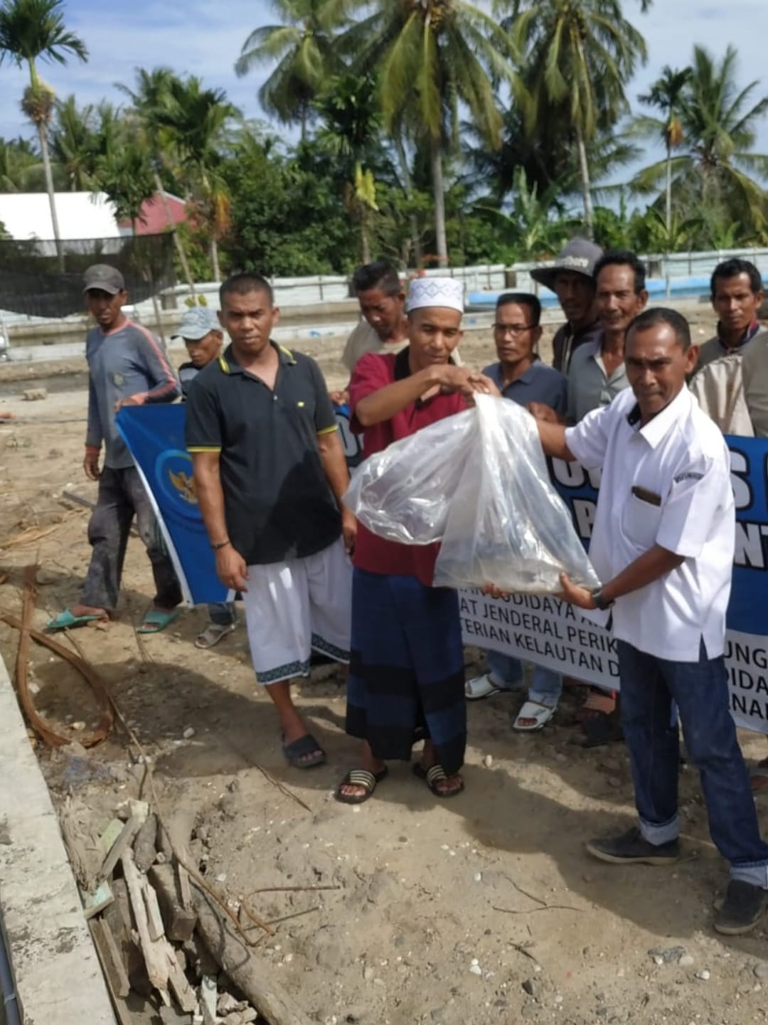 T.A Khalid Serahkan Bantuan Induk Kakap Di Aceh Utara