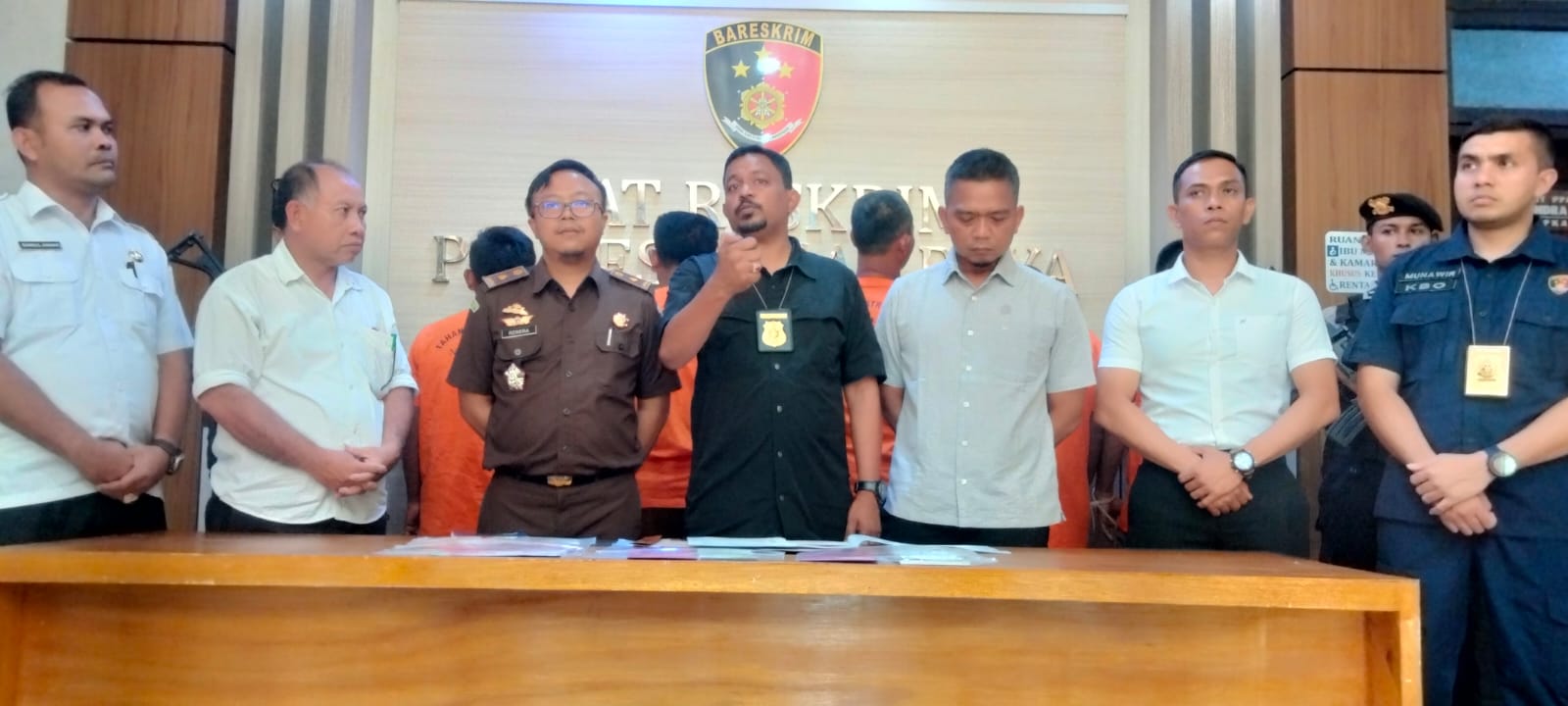 Tim Saber Pungli Amankan Oknum Kades Dan 4 Aparatur Desa Serba Jadi