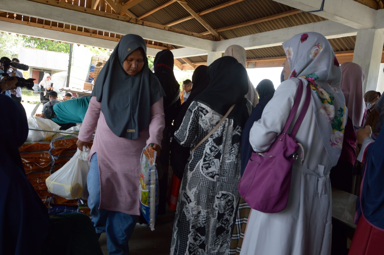 Warga Lamteungoh Antusias Belanja Di Pasar Murah