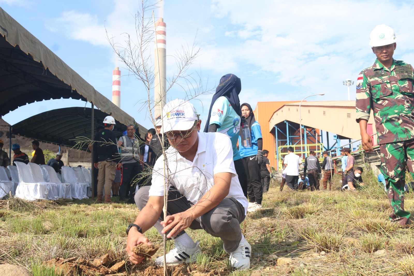 PT IP Bersihkan Pantai Dan Tanam Pohon
