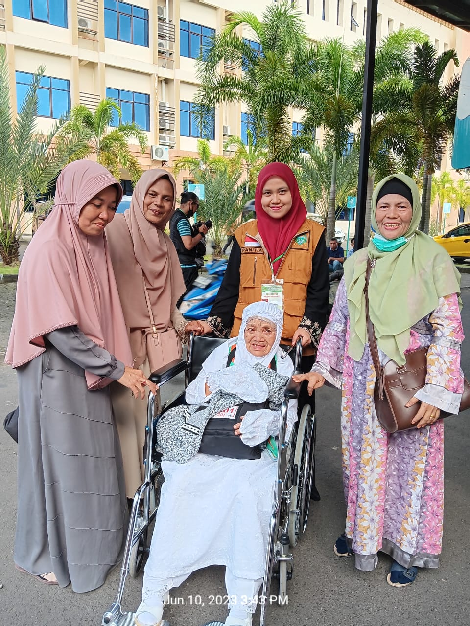 Calhaj Lansia Batahan Sangat Bersemangat