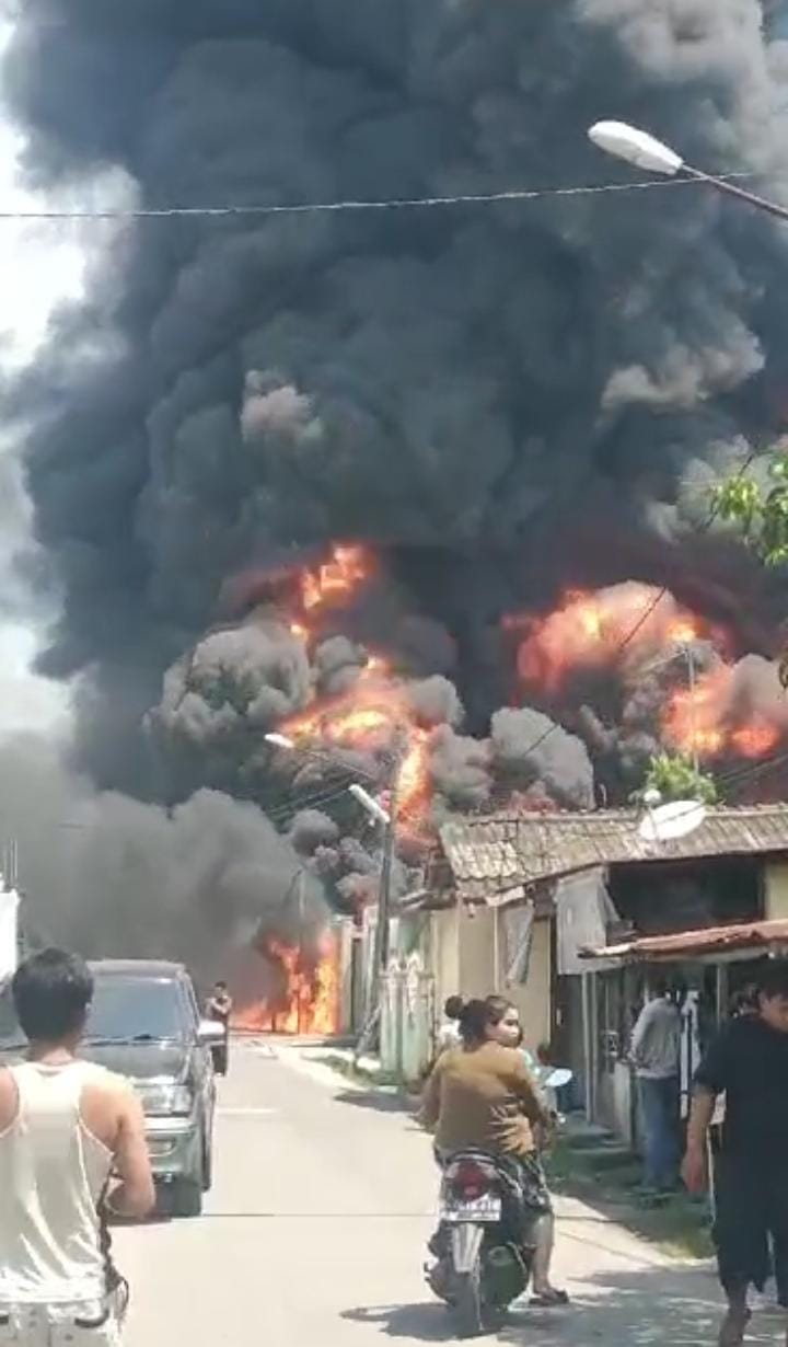 Gudang BBM Dan Dua Rumah Di Medan Deli Ludes Terbakar