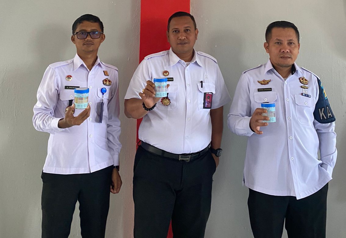 Petugas Rutan Kelas IIB Humbahas Kemkumham Sumut Test Urine