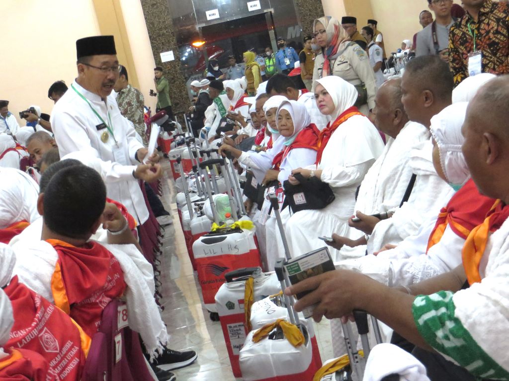 Edimin Ajak Jamaah Calon Haji Labusel Banyak Konsumsi Air Putih Dan Buah