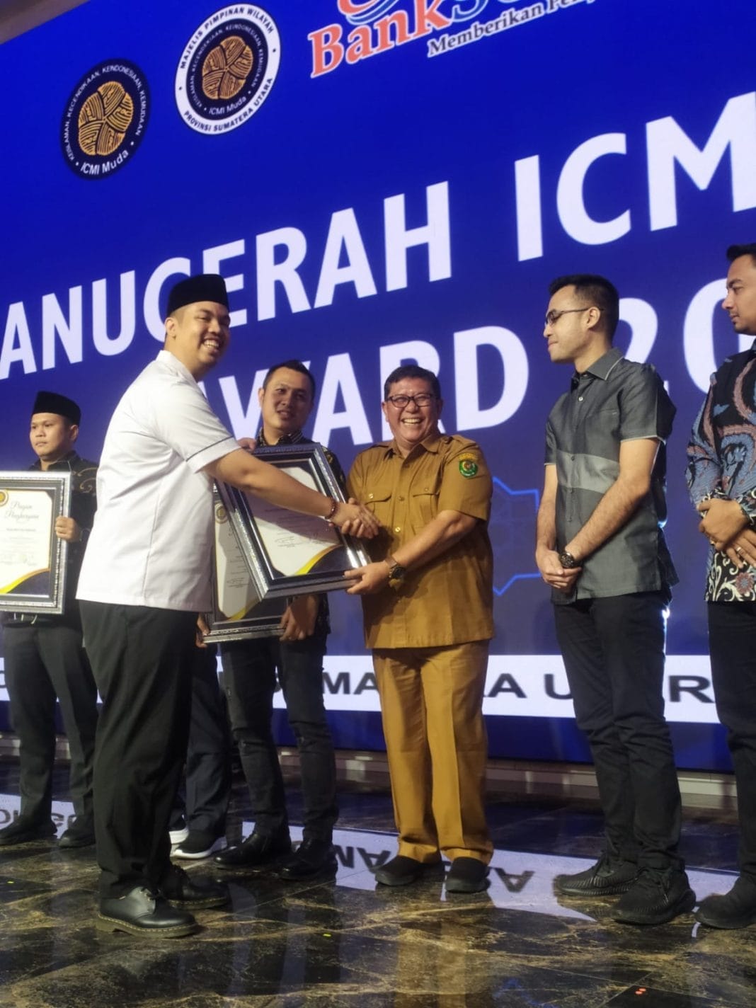 Bupati Tapsel Dolly Pasaribu Terima Penghargaan Anugerah ICMI Muda Award 2023
