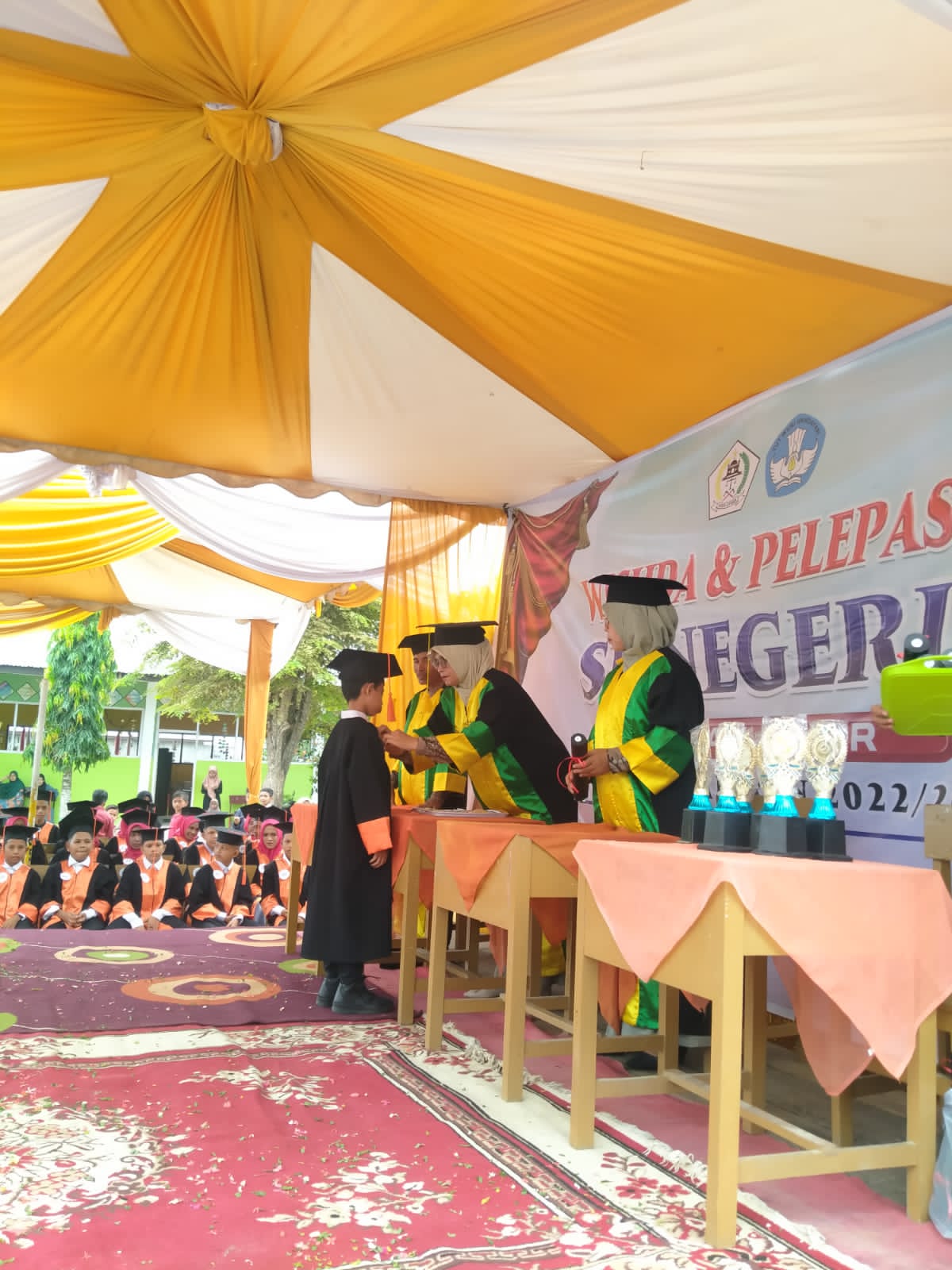 40 Siswa SDN 2 Tanah Pasir Diwisuda