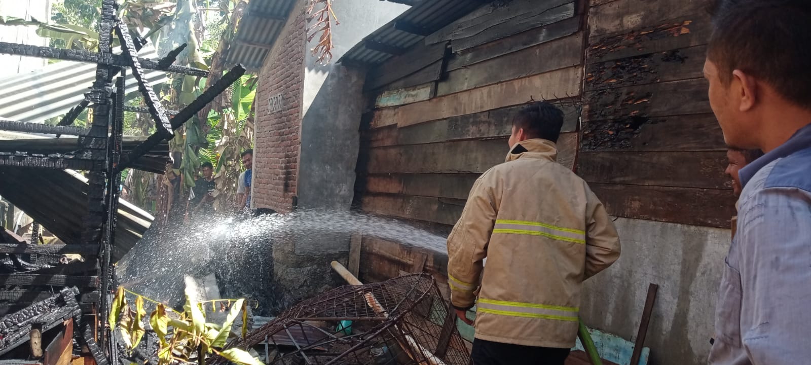 Kandang Ayam Dan Lahan Rumbia Terbakar Di Aceh Besar