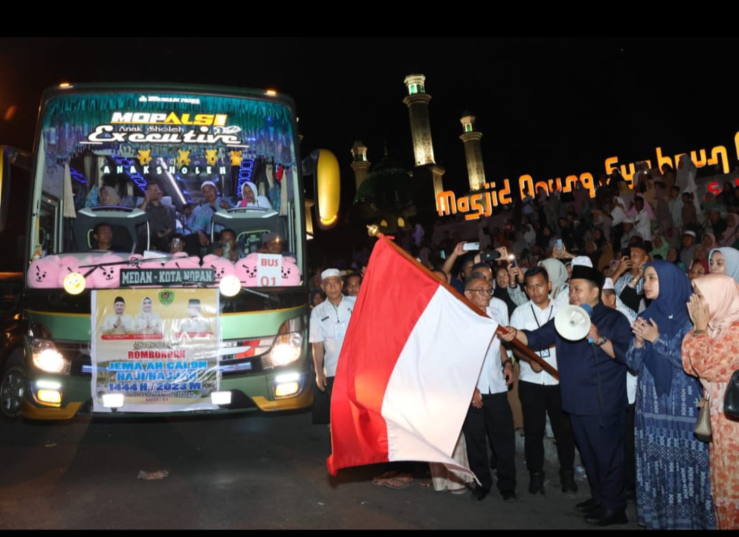 Bupati Dan Ketua TP PKK Berangkatkan 194 Jamaah Calhaj Tapsel