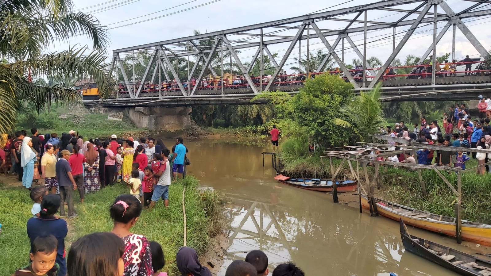 Pelajar SD Hilang Tenggelam Usai Lompat Dari Jembatan Pelawi