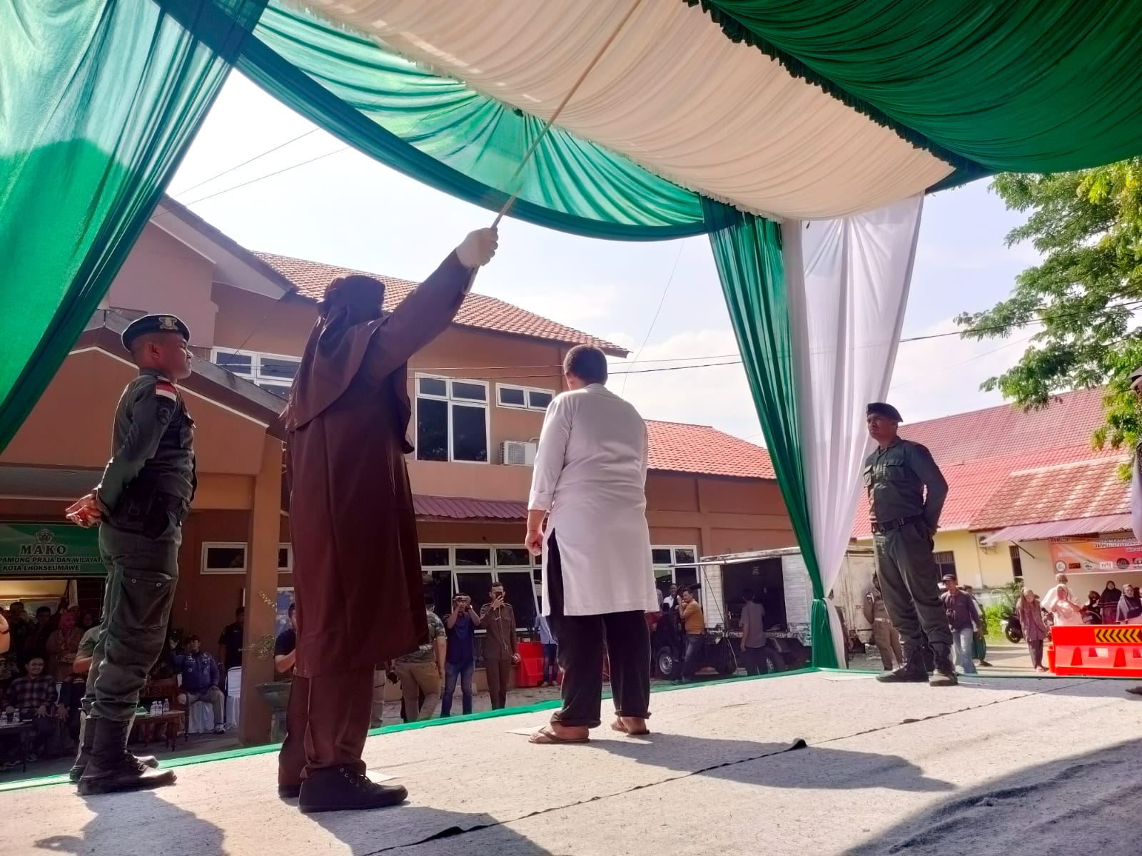 Dua Terpidana Maisir Dihukum Cambuk