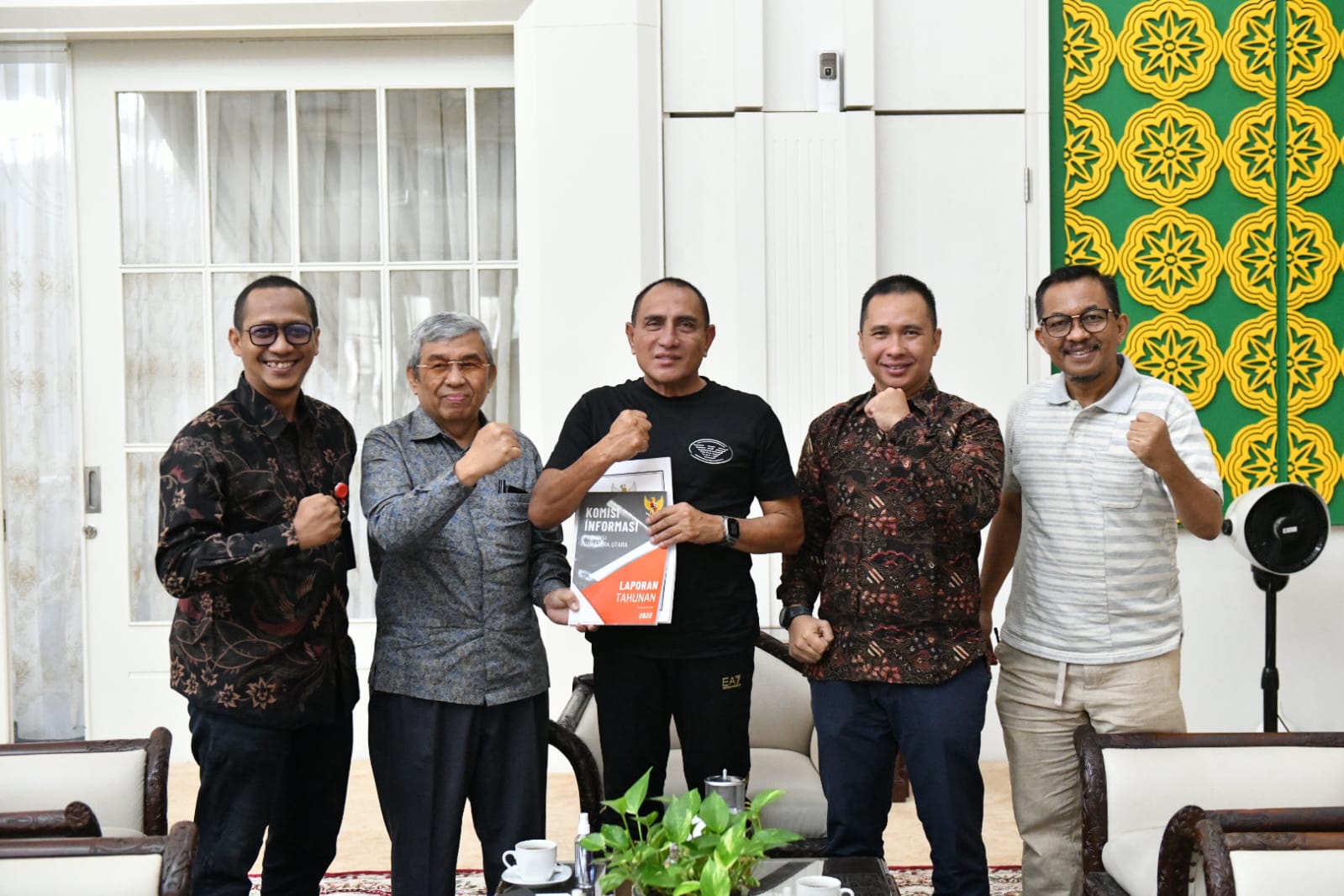 Gubsu Terima Lapkin KI Sumut Tahun 2022Edy : Jaga Kekompakan Dan Tetap Solid