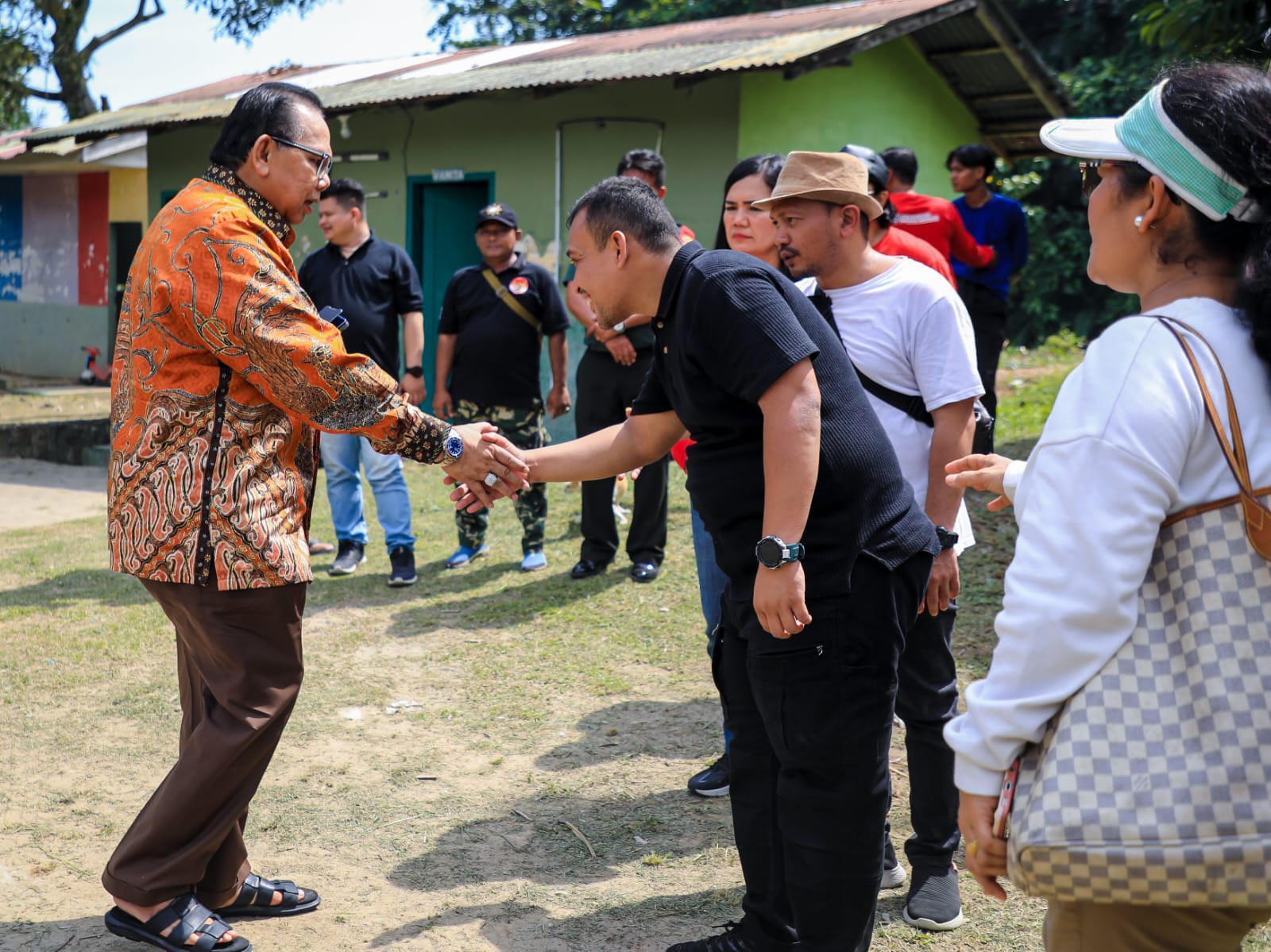 Dukung Pemko Lestarikan Lingkungan, Tim Merdang Merdem Lakukan Aksi Bersih Sungai Dan Penanaman Pohon