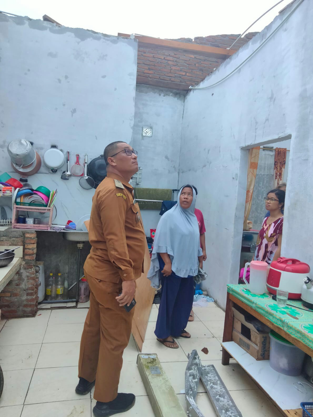 Rumah Warga P. Siantar Rusak Dihantam Angin Puting Beliung