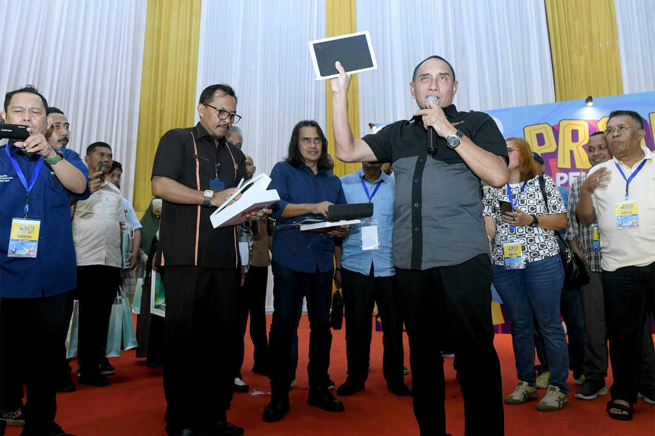 Gubsu Bantu Peralatan Kerja Wartawan Pemprovsu
