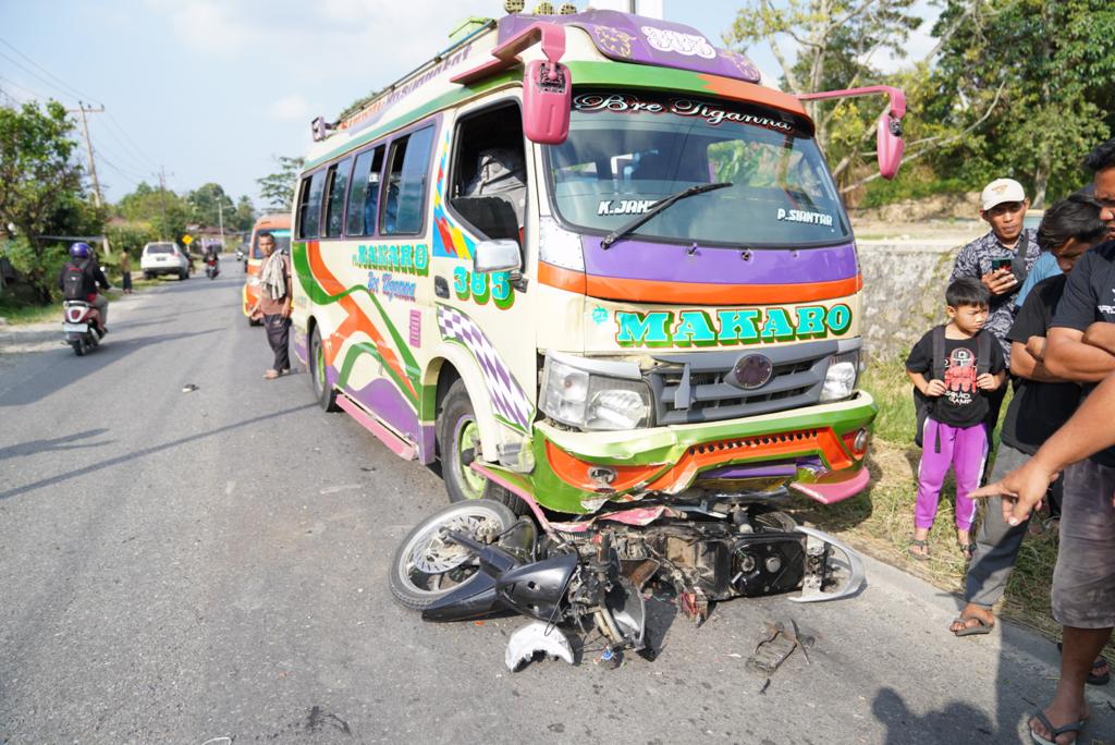 Supra X 125 Kontra Bus Makaro, 1 Pelajar Luka Berat