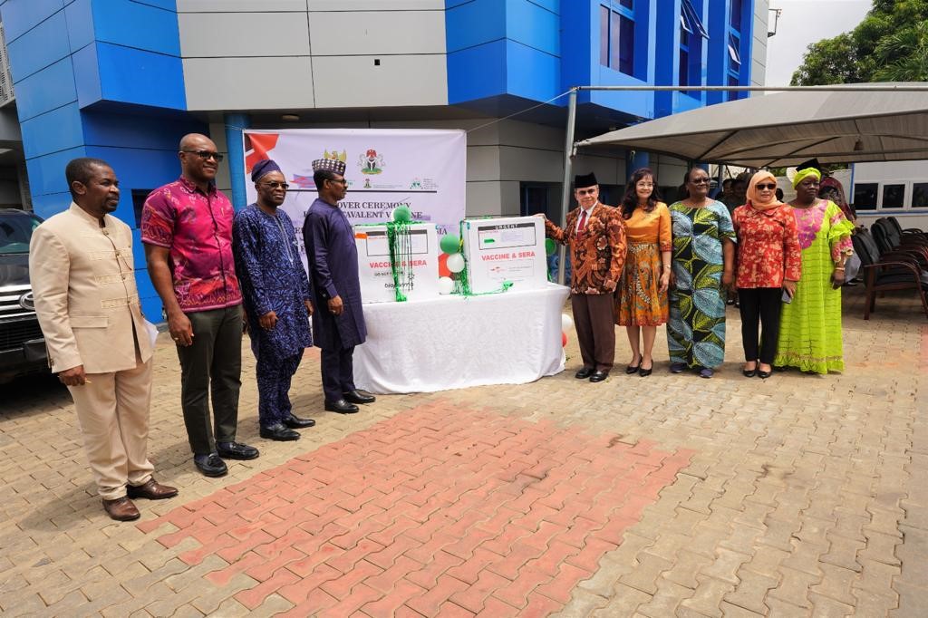 Bio Farma dan Pemerintah Indonesia Serah Terimakan Hibah Vaksin Pentavalen ke Nigeria