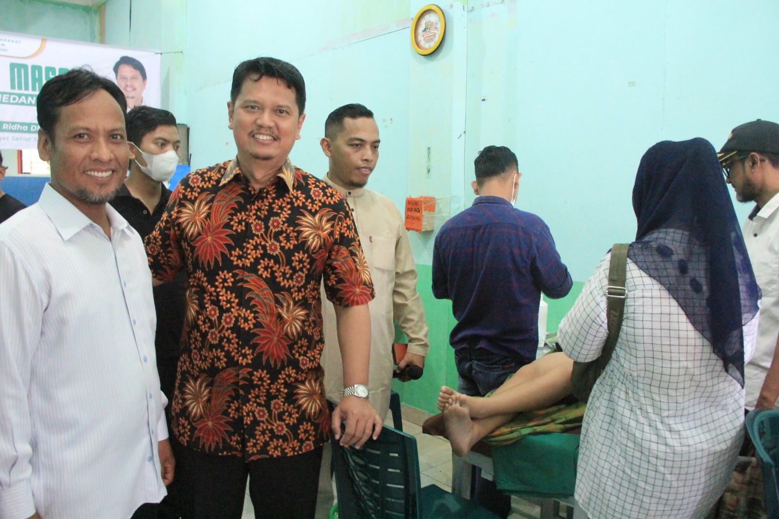 Gadget Sehat Prof.Ridha Dharmajaya Dan Masyarakat Madani Medan Adakan Khitanan Massal