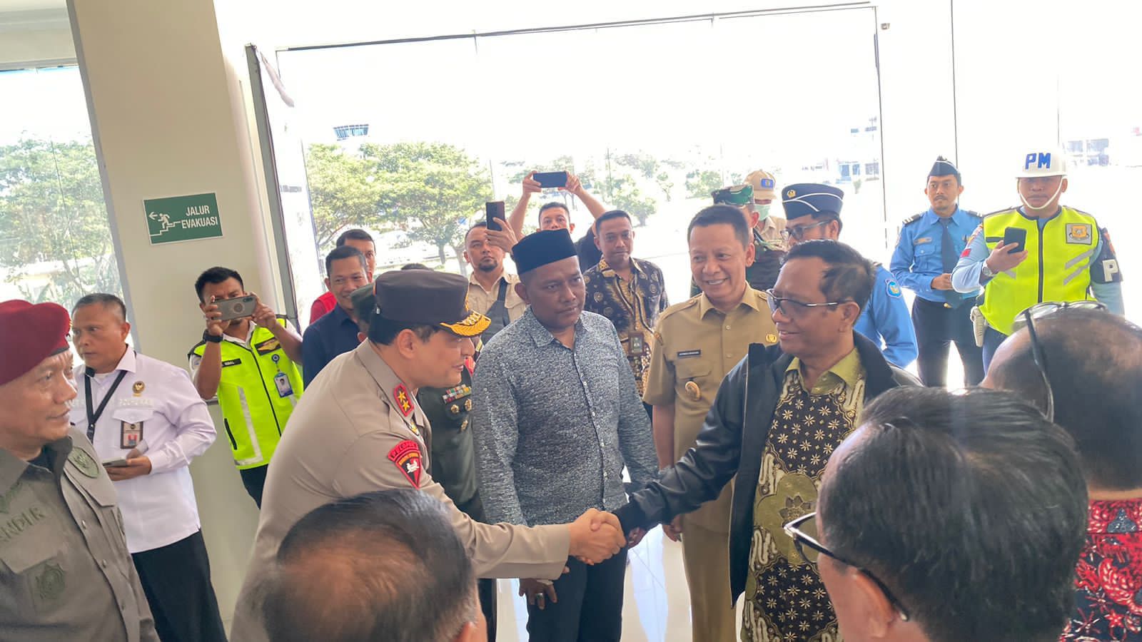 Kapolda Aceh Sambut Kedatangan Mahfud MD