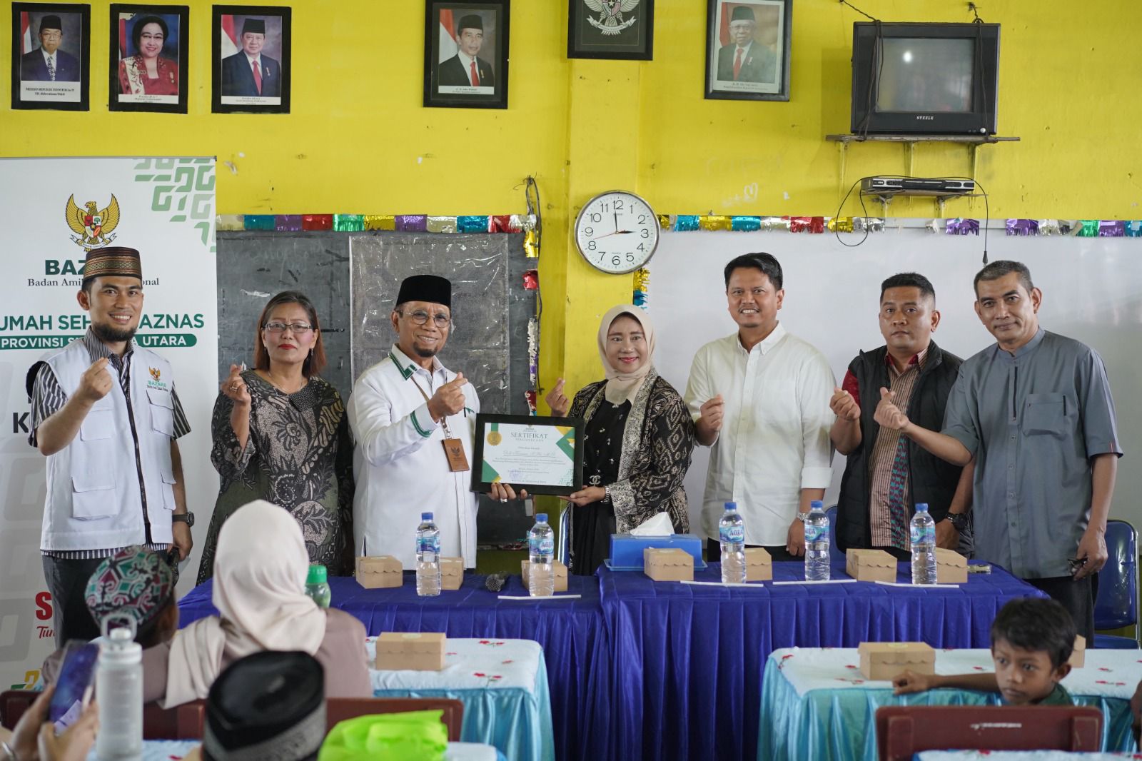 Kunjungi Khitanan Baznas Sumut Di SDN 067690 Medan, Prof.Ridha Dharmajaya Sampaikan Gadget Sehat