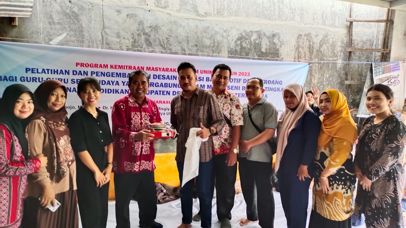 Dosen Unimed Latih Guru Dan Siswa Mendesain Batik Berbasis Inovasi