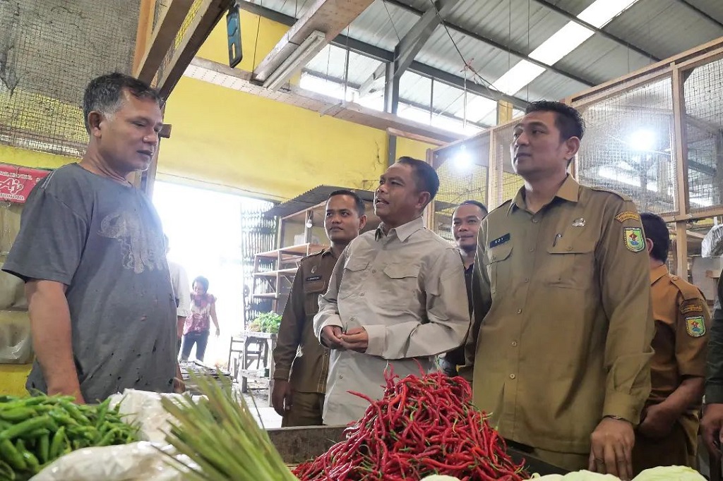 Darma Wijaya Tinjau Harga Pangan Di Pasar Rampah