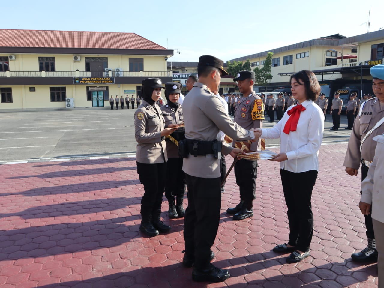 Berprestasi, Personel Polrestabes Medan Terima Penghargaan
