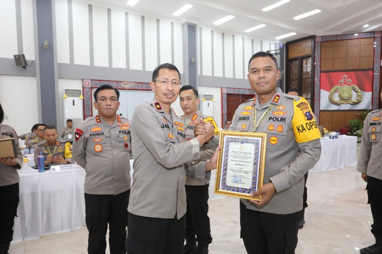Kapolres Labuhanbatu Terima Penghargaan Pengelola Berita Online Terbanyak Dari Kapoldasu