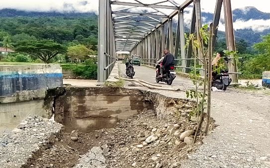 Di Agara Oprit Jembatan Rangka Baja Amblas