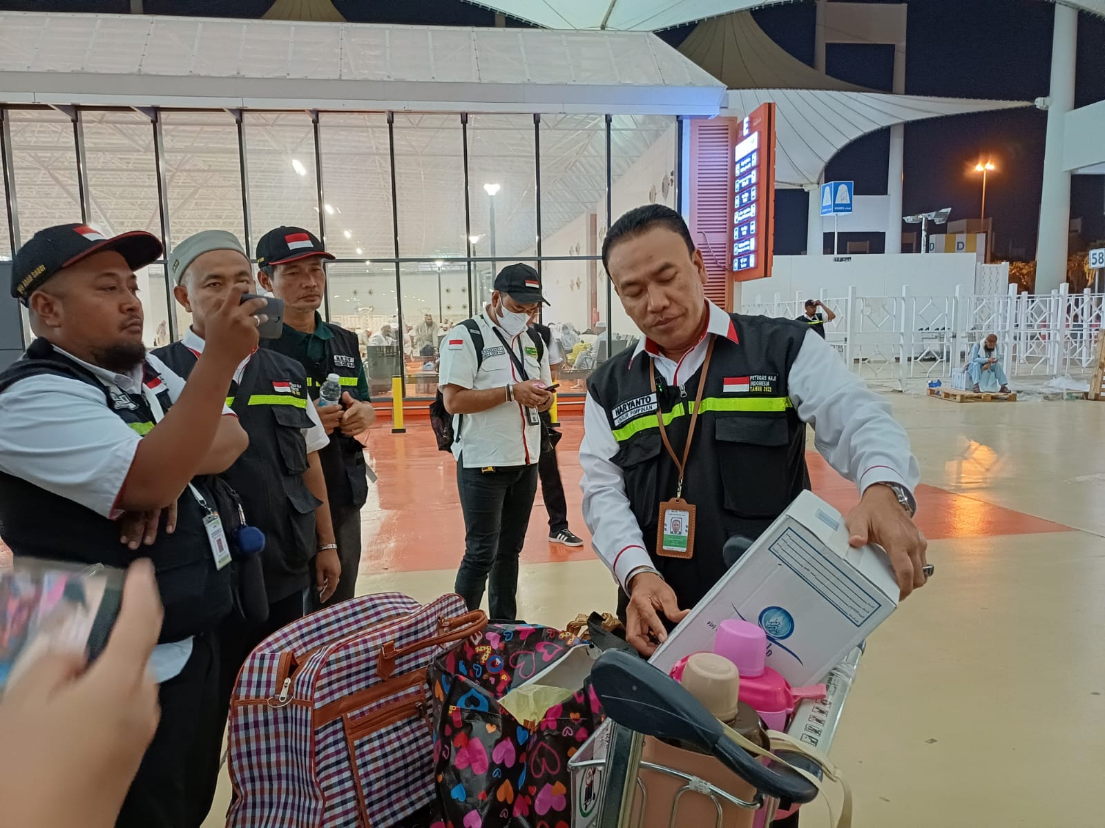 Over Kapasitas, Isi Koper Jemaah Ditinggal Di Bandara Jeddah